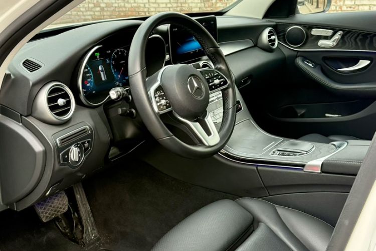 Used Mercedes-Benz C-Class 2020 Facelifted C 260 Estate Interior 1