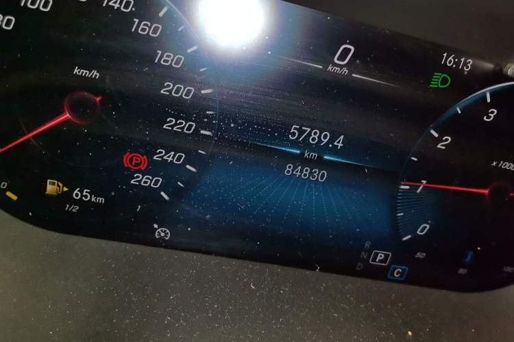 Used Mercedes-Benz C-Class 2020 C 200 L Fashion Edition Sport Version Odometer Close Up