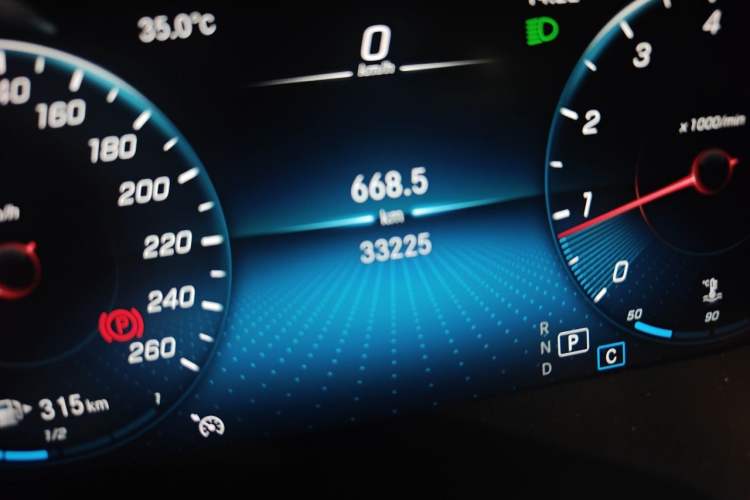 Used Mercedes-Benz C-Class 2020 Restyled C 200 L Fashion Edition Sport Version Odometer Close Up