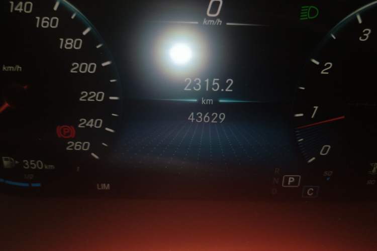 Used Mercedes-Benz C-Class 2020 C 200 L Fashion Edition Sport Version Odometer Close Up