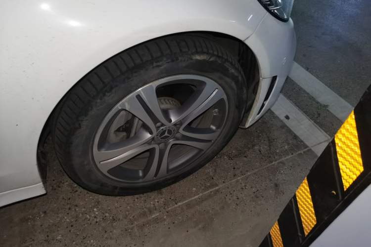 Used Mercedes-Benz C-Class 2020 Restyled C 260 L Sport Edition Right Front Wheel Hub