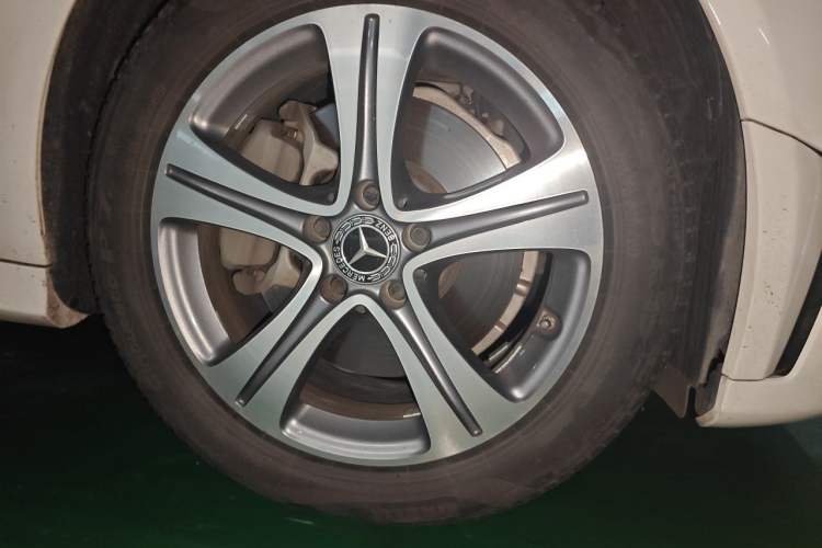 Used Mercedes-Benz C-Class 2020 Restyled C 260 L Sport Edition Right Front Wheel Hub