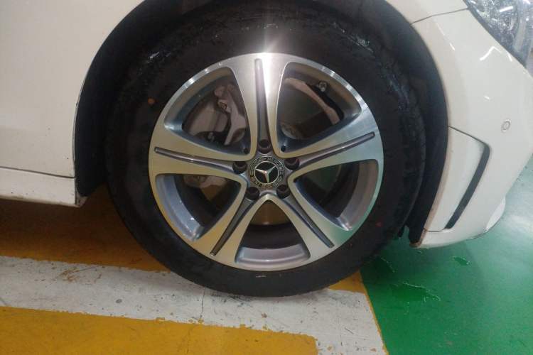 Used Mercedes-Benz C-Class 2020 Restyled C 260 L Sport Edition Right Front Wheel Hub