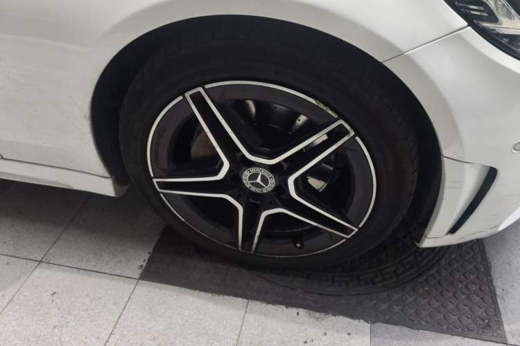 Used Mercedes-Benz C-Class 2020 C 260 Coupe Right Front Wheel Hub