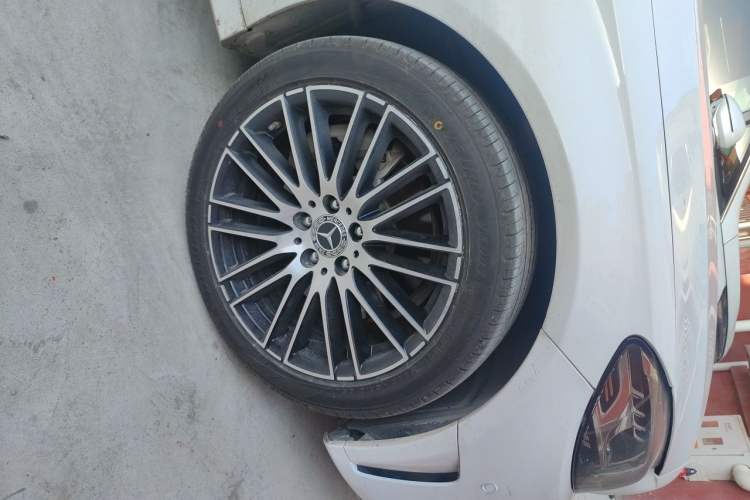 Used Mercedes-Benz C-Class 2020 Restyled C 260 L Sport Edition Right Front Wheel Hub