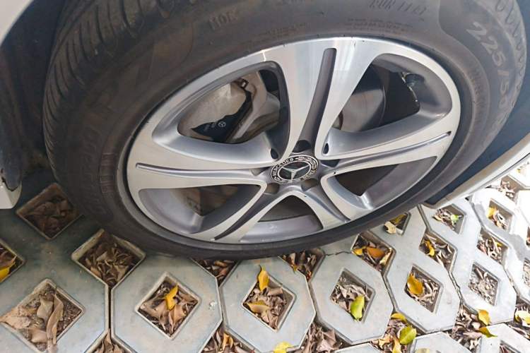 Used Mercedes-Benz C-Class 2020 Restyled C 260 L Sport Edition Right Front Wheel Hub