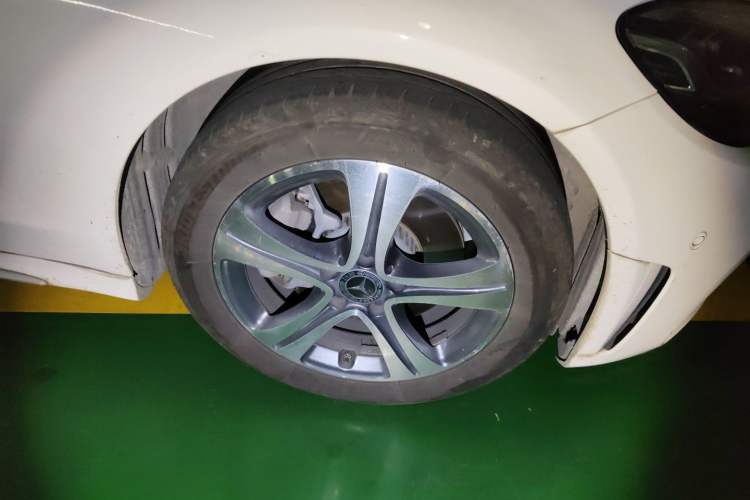 Used Mercedes-Benz C-Class 2020 Restyled C 260 L Sport Edition Right Front Wheel Hub
