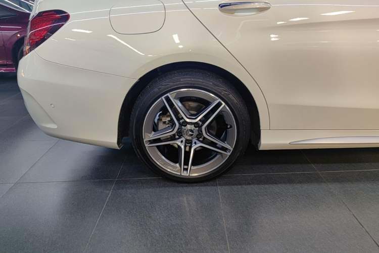 Used Mercedes-Benz C-Class 2020 C 260 L Sport Edition Right Rear Wheel Hub