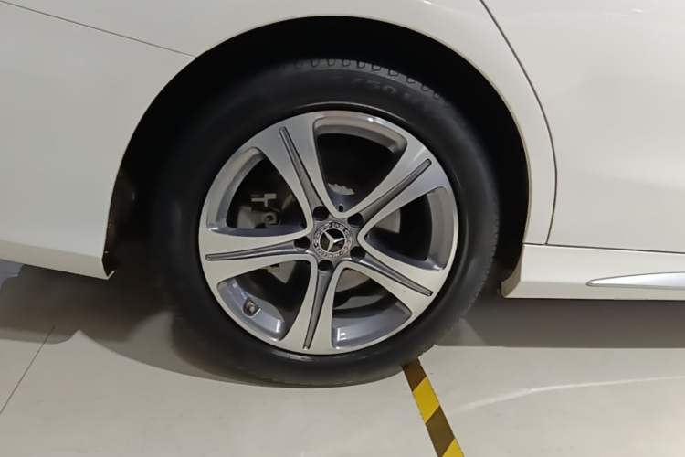 Used Mercedes-Benz C-Class 2020 Restyled C 260 L Sport Edition Right Rear Wheel Hub