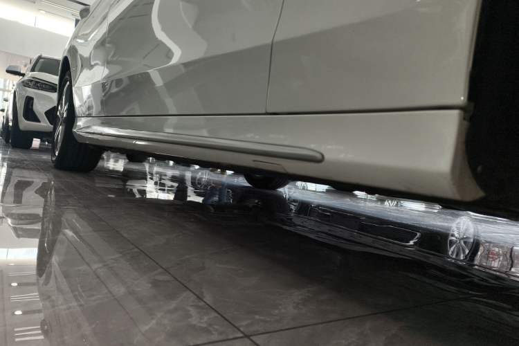 Used Mercedes-Benz C-Class 2020 Restyled C 260 L Sport Edition Right Side Sill