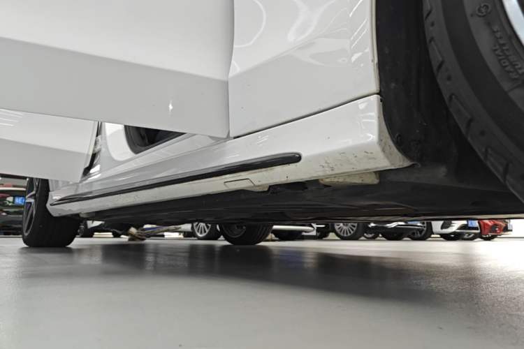 Used Mercedes-Benz C-Class 2020 Restyled C 260 Sport Edition Right Side Sill