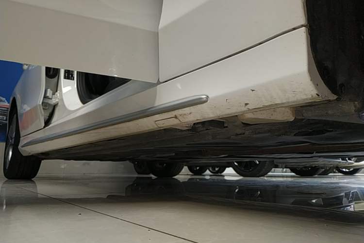 Used Mercedes-Benz C-Class 2020 Restyled C 260 L Sport Edition Right Side Sill