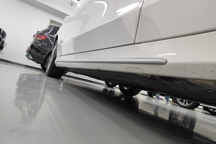 Used Mercedes-Benz C-Class 2020 Restyled C 260 L Sport Edition Right Side Sill