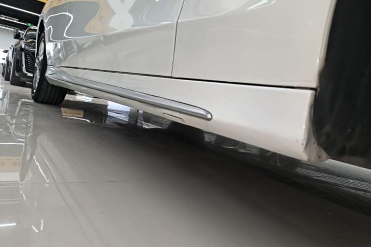 Used Mercedes-Benz C-Class 2020 Restyled C 260 L Sport Edition Right Side Sill