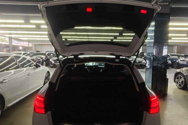 Used Mercedes-Benz C-Class 2020 Facelifted C 260 Estate Trunk