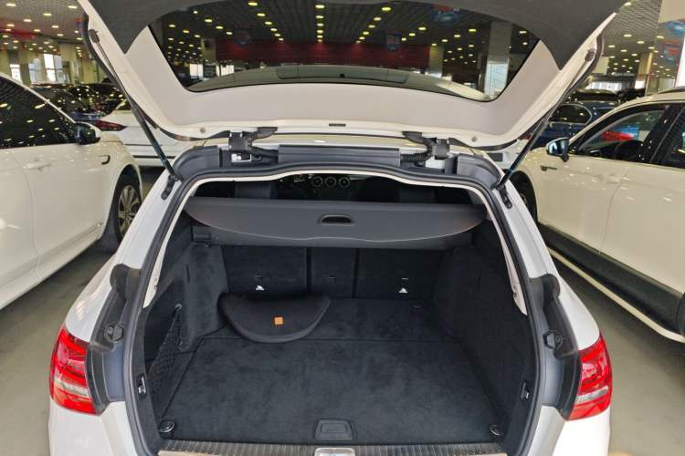 Used Mercedes-Benz C-Class 2020 C 200 station wagon Trunk