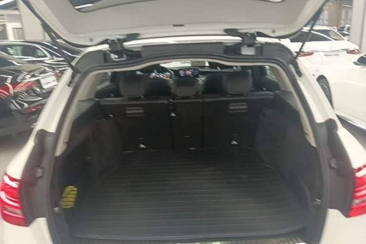 Used Mercedes-Benz C-Class 2020 C 200 station wagon Trunk