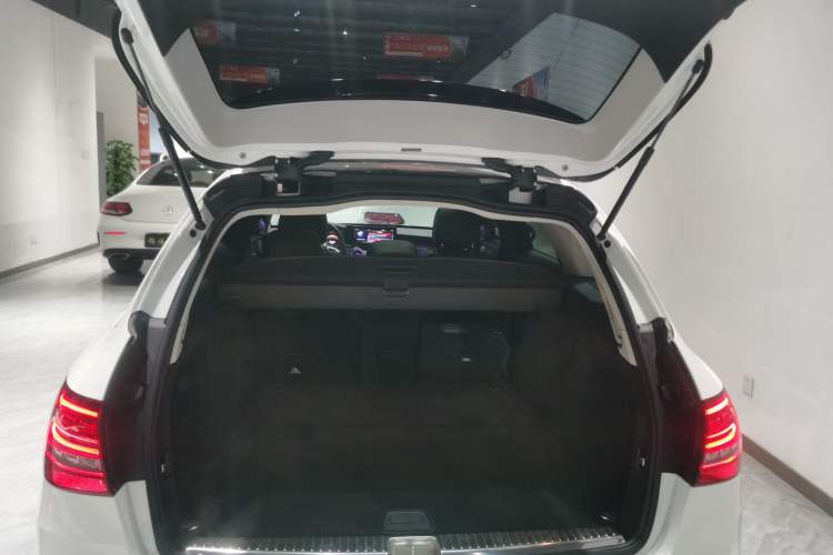 Used Mercedes-Benz C-Class 2020 C 260 Estate Trunk