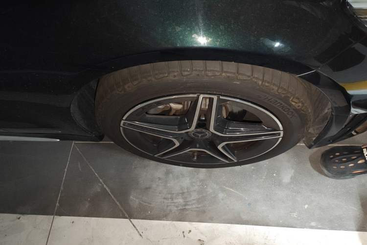 Used Mercedes-Benz C-Class 2021 C 260 L Sport Edition Star Collection Right Front Wheel Hub