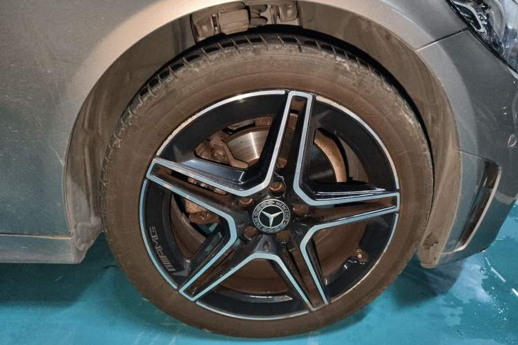 Used Mercedes-Benz C-Class 2021 C 260 L Sport Edition Star Collection Right Front Wheel Hub