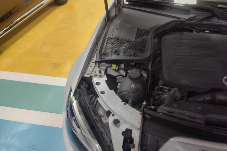 Used Mercedes-Benz C-Class 2021 C 200 L Fashion Edition Sport Version Engine Bay Right