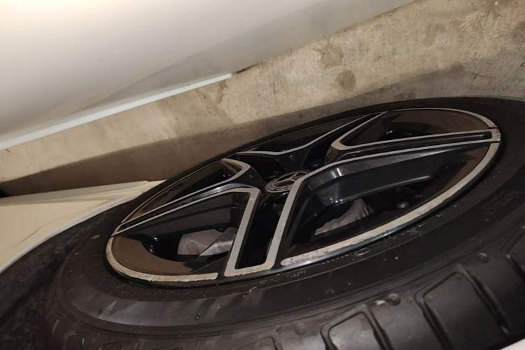 Used Mercedes-Benz C-Class 2021 C 260 L Sport Edition Star Collection Left Front Wheel Hub