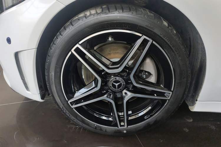 Used Mercedes-Benz C-Class 2021 C 260 L Sport Edition Star Collection Left Front Wheel Hub