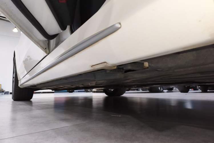 Used Mercedes-Benz C-Class 2021 C 200 L Fashion Edition Sport Version Left Side Sill