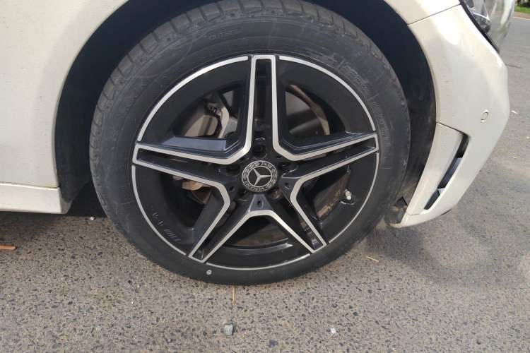 Used Mercedes-Benz C-Class 2021 C 260 L Sport Edition Star Collection Right Front Wheel Hub