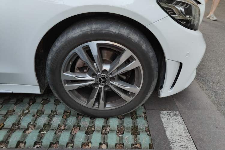 Used Mercedes-Benz C-Class 2021 C 200 L Fashion Model Right Front Wheel Hub