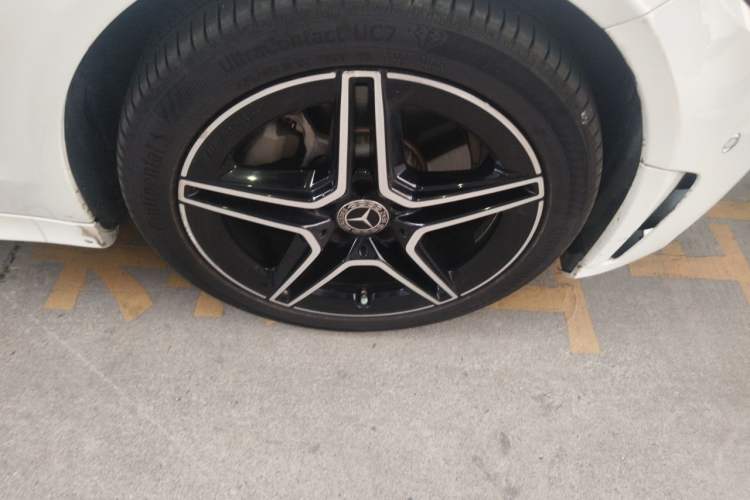 Used Mercedes-Benz C-Class 2021 C 260 L Sport Edition Star Collection Right Front Wheel Hub