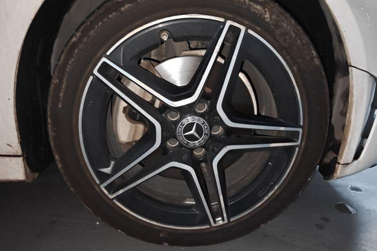 Used Mercedes-Benz C-Class 2021 C 260 L Sport Edition Star Collection Right Front Wheel Hub