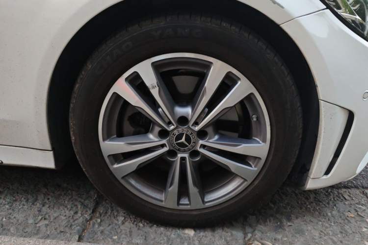 Used Mercedes-Benz C-Class 2021 C 200 L Fashion Model Right Front Wheel Hub