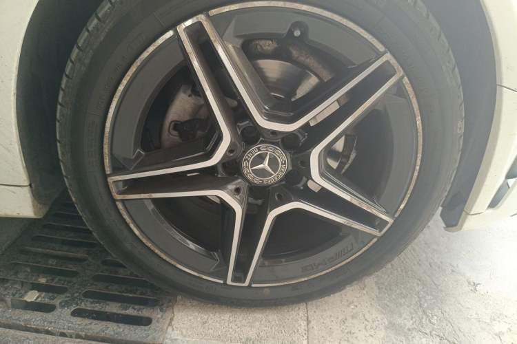 Used Mercedes-Benz C-Class 2021 C 260 L Sport Edition Star Collection Right Front Wheel Hub