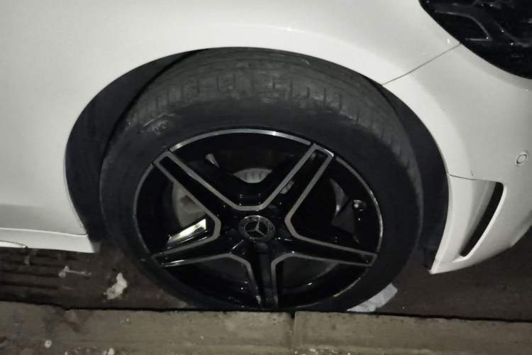 Used Mercedes-Benz C-Class 2021 C 260 L Sport Edition Star Collection Right Front Wheel Hub