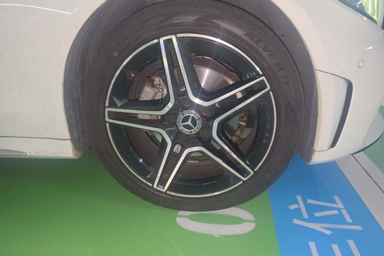 Used Mercedes-Benz C-Class 2021 C 260 L Sport Edition Star Collection Right Front Wheel Hub
