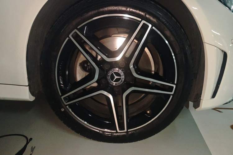 Used Mercedes-Benz C-Class 2021 C 260 L Sport Edition Star Collection Right Front Wheel Hub