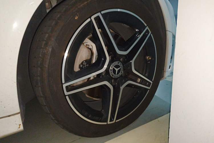 Used Mercedes-Benz C-Class 2021 C 260 L Sport Edition Star Collection Right Front Wheel Hub