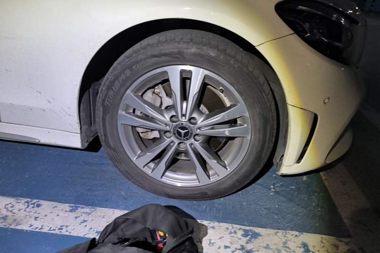 Used Mercedes-Benz C-Class 2021 C 200 L Fashion Model Right Front Wheel Hub