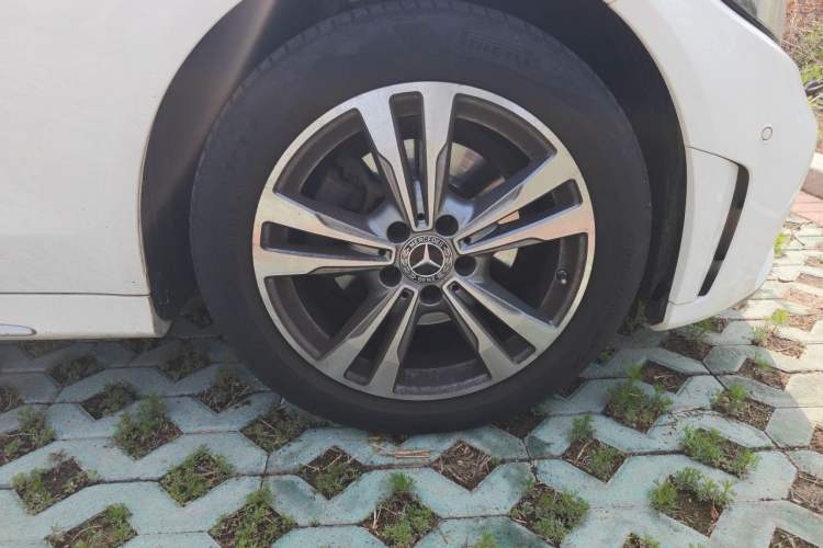 Used Mercedes-Benz C-Class 2021 C 200 L Fashion Edition Sport Version Right Front Wheel Hub