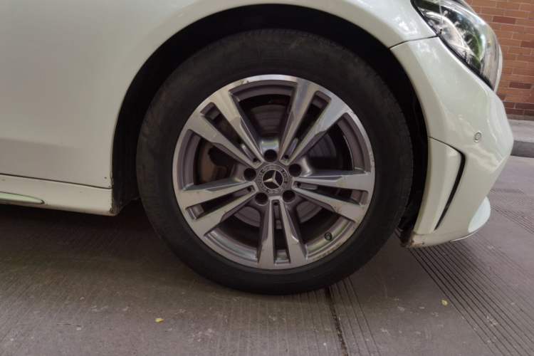 Used Mercedes-Benz C-Class 2021 C 200 L Fashion Model Right Front Wheel Hub