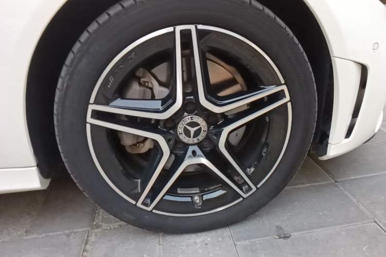 Used Mercedes-Benz C-Class 2021 C 260 L Sport Edition Star Collection Right Front Wheel Hub
