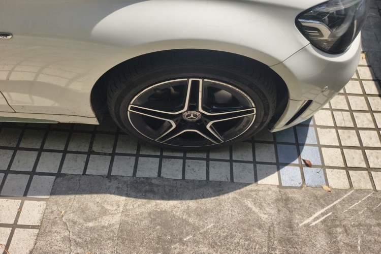 Used Mercedes-Benz C-Class 2021 C 260 L Sport Edition Star Collection Right Front Wheel Hub