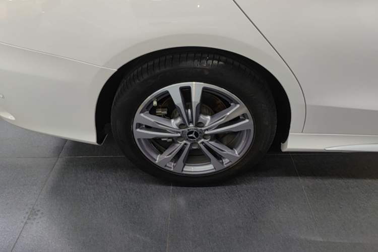 Used Mercedes-Benz C-Class 2021 C 200 L Fashion Edition Sport Version Right Rear Wheel Hub
