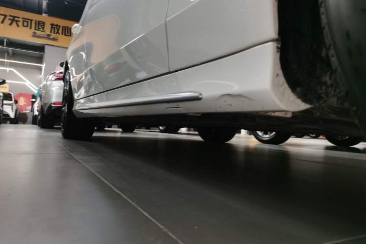 Used Mercedes-Benz C-Class 2021 C 260 L Sport Edition Star Collection Right Side Sill