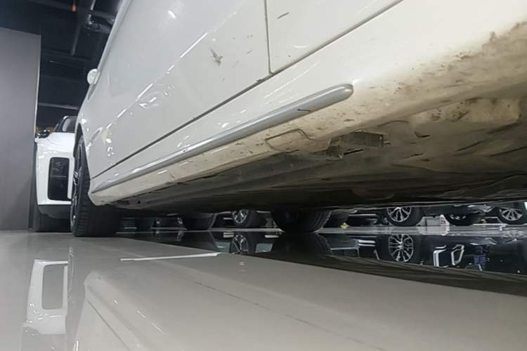 Used Mercedes-Benz C-Class 2021 C 260 L Sport Edition Star Collection Right Side Sill