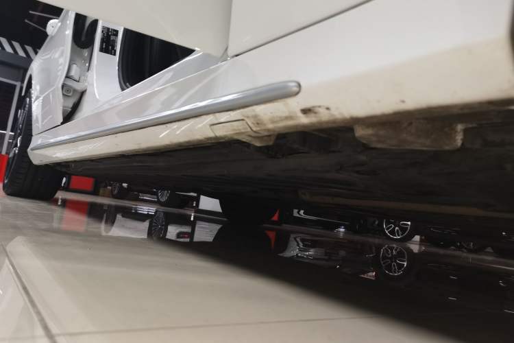 Used Mercedes-Benz C-Class 2021 C 260 L Sport Edition Star Collection Right Side Sill