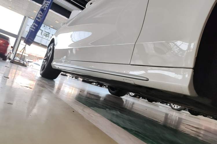 Used Mercedes-Benz C-Class 2021 C 260 L Sport Edition Star Collection Right Side Sill