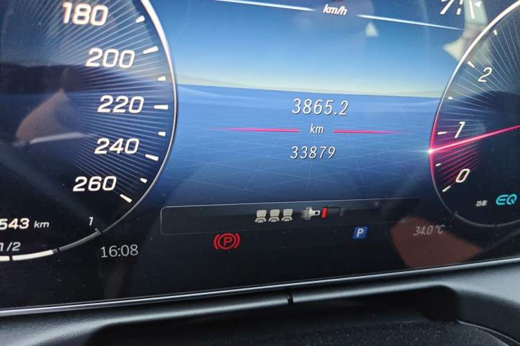 Used Mercedes-Benz C-Class 2022 Facelift C 260 L Odometer Close Up