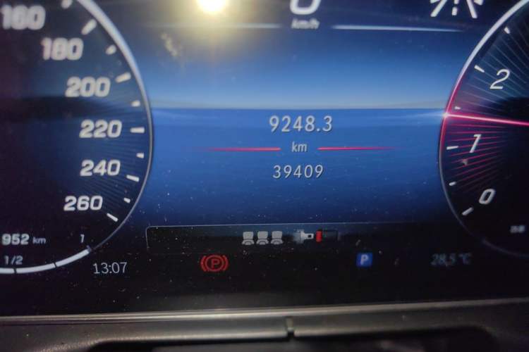 Used Mercedes-Benz C-Class 2022 Restyled C 260 L Sport Edition Odometer Close Up